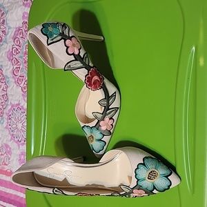 Jessica Simpson Pristina Floral Embroidered Pumps size 10